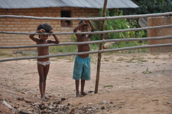 Crianças nos observam na comunidade da Prata, região de São Félix do Tocantins, no Jalapão - TO