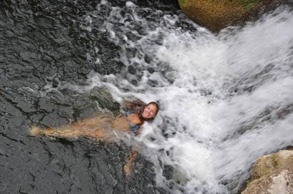 ... banho de cachoeira no Rio Blanco National Park, no sul de Belize
