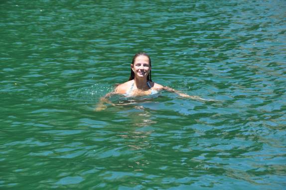 Nadando nas águas verdes do rio durante passeio de catamarã no rio São Francisco em Canindé do São Francisco, divisa de Sergipe e Alagoas